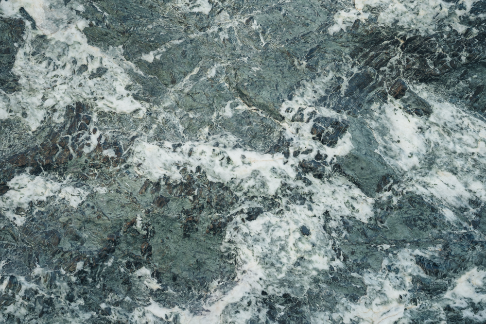 蛇紋岩天然的紋路是大自然獨一無二的創作