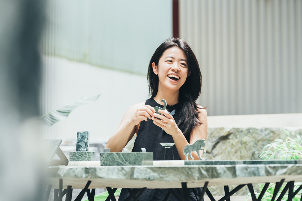 Claire 拿著品牌超受歡迎的蛇紋岩恐龍