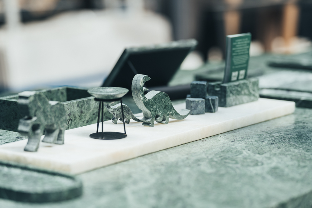 一系列精緻的家飾品給予原本厚的蛇紋岩新生命