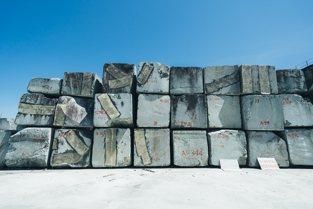 等待加工的天然蛇紋岩在耀眼的陽光下閃閃發光